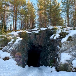 Замок Кархумяки вход в пещеру